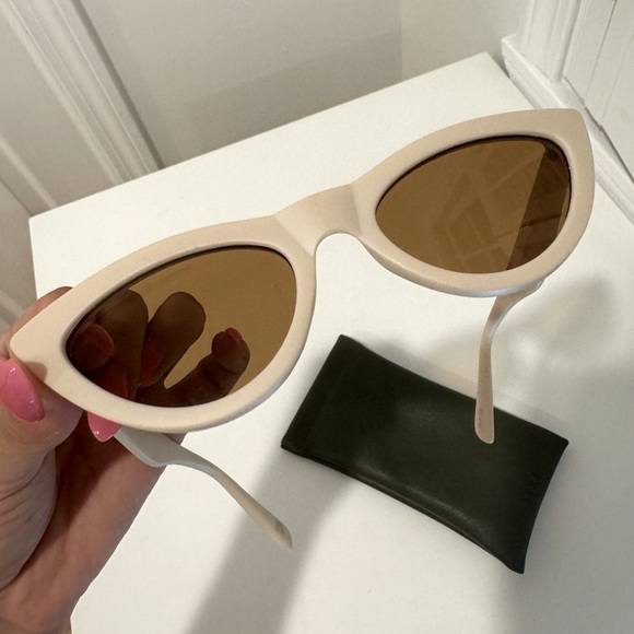 Aire X Revolve Dualism Matte Mask & Hazel Tint Sunglasses - Picture 7 of 9